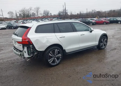 2025 Volvo V60 Cross Country Plus, B5 Awd Gas (Mild Hybrid) z USA, uszkodzony, nr VIN YV4L12WK3S2148923